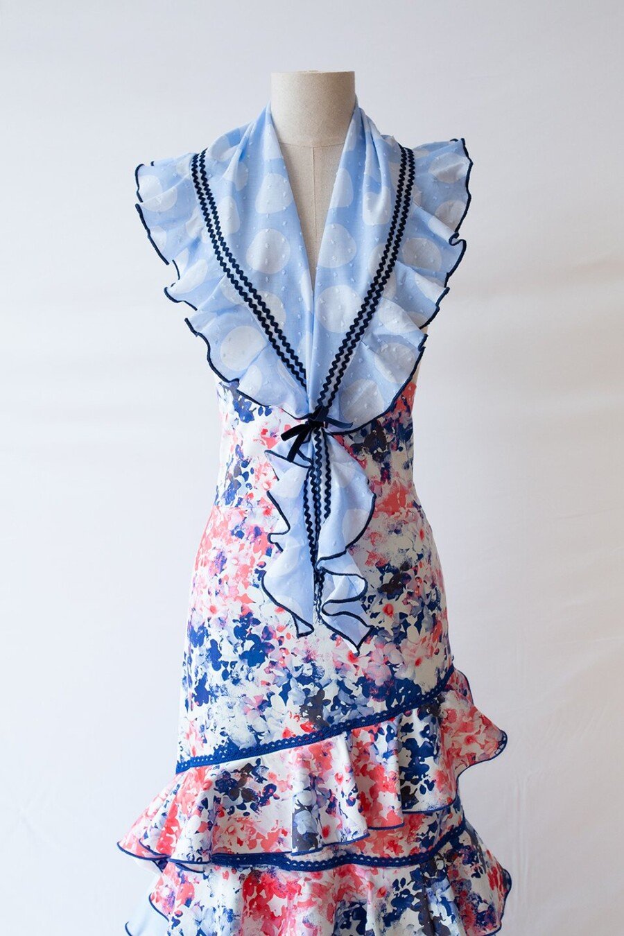 Falda flamenca con vuelo, cinturilla alta y muchos volantes