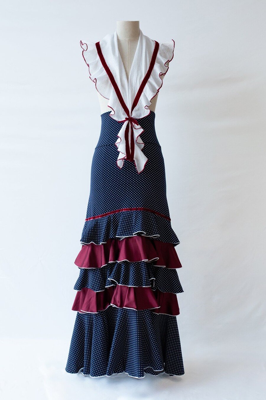 Falda flamenca con vuelo, cinturilla alta y muchos volantes