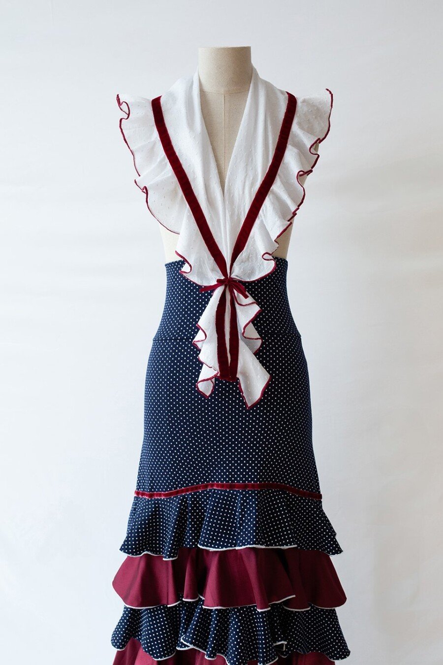 Falda flamenca con vuelo, cinturilla alta y muchos volantes