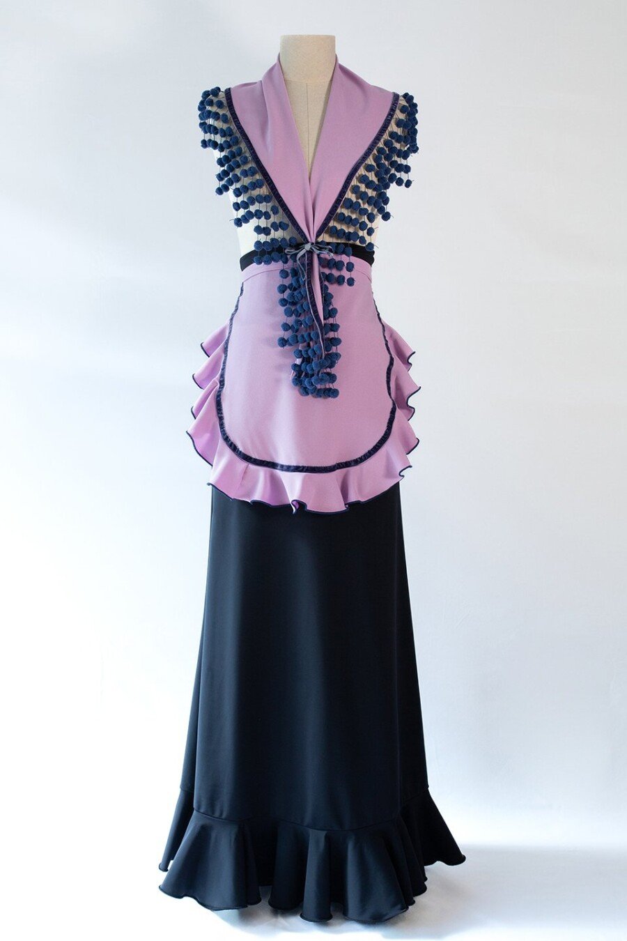 Mantoncillo o pico con flecos de madroños