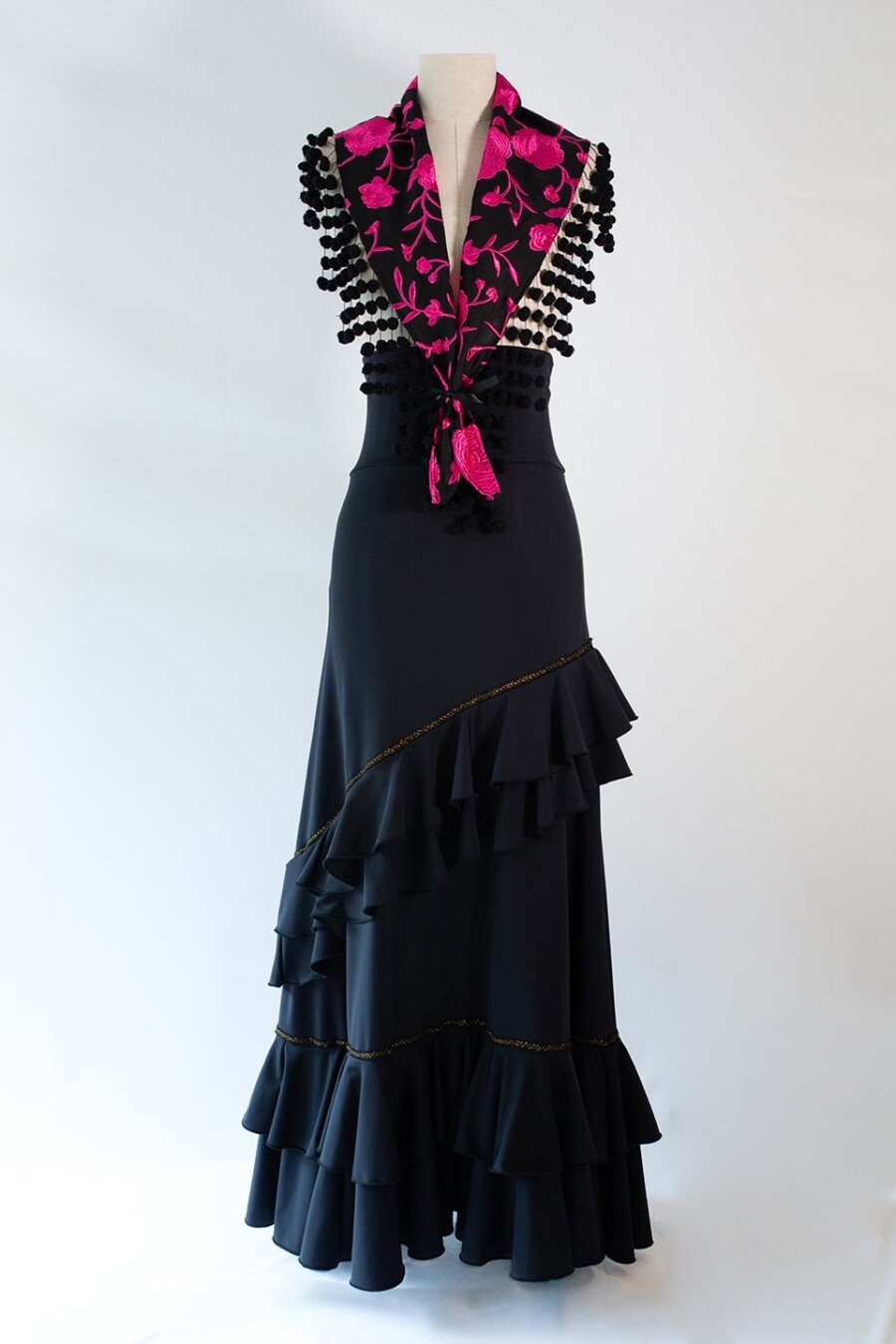 Falda de baile flamenco con vuelo, volantes  en diagonal y horizontal y cinturilla alta