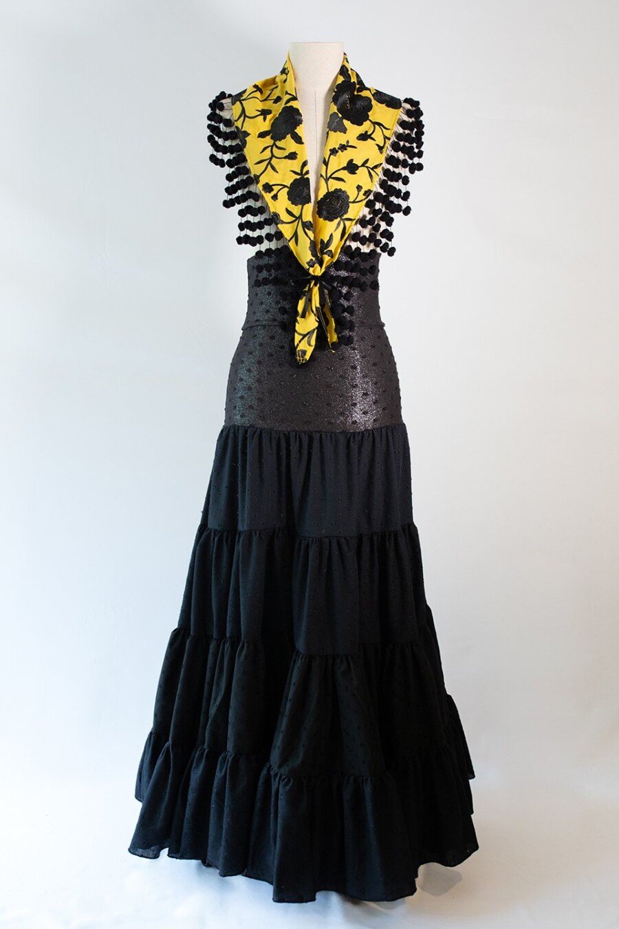 Mantoncillo bordado con flecos de madroños