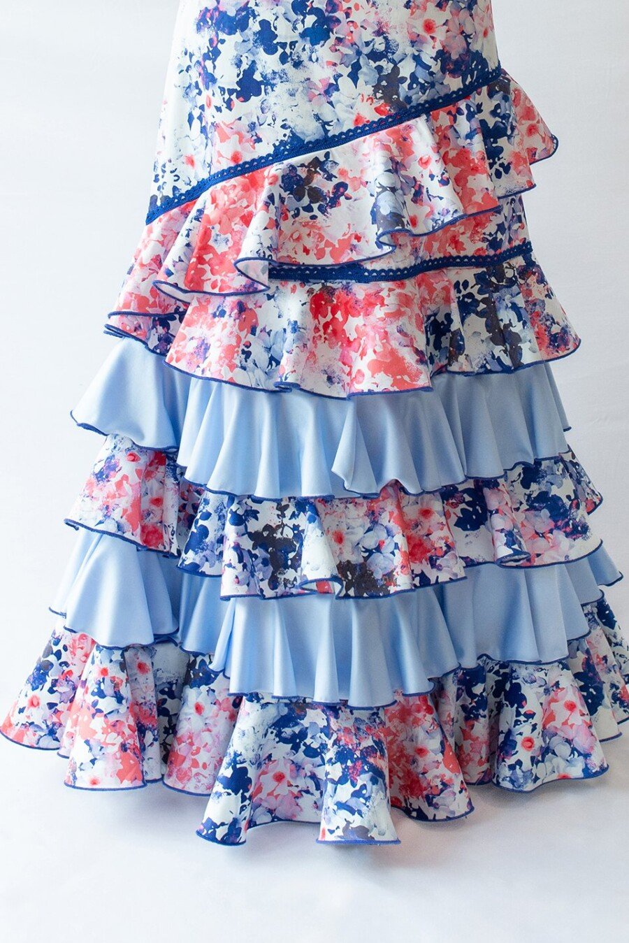 Falda flamenca con vuelo, cinturilla alta y muchos volantes