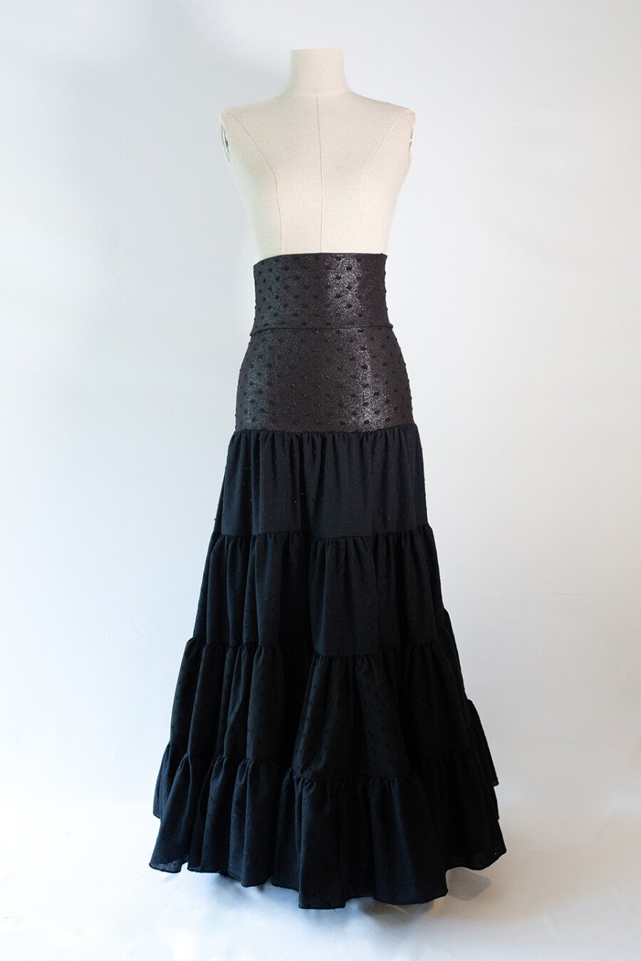 Falda canastera negra con mucho vuelo para baile flamenco