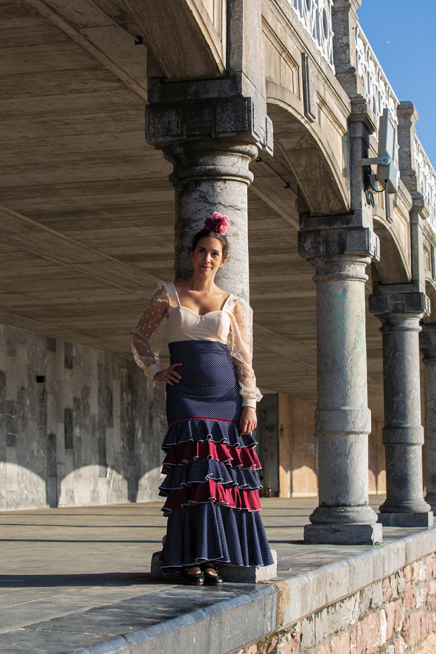 Falda flamenca con vuelo, cinturilla alta y muchos volantes