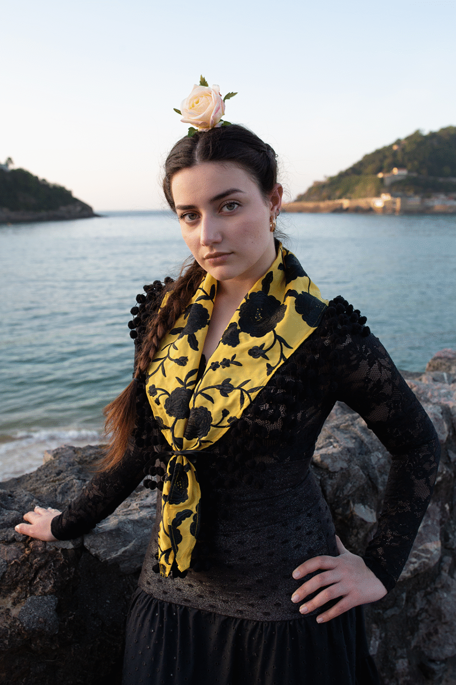 Mantoncillo bordado con flecos de madroños