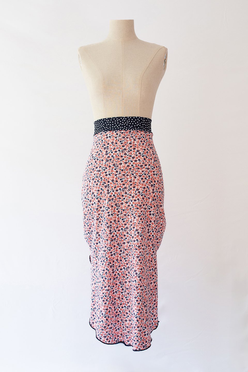 Falda de ensayo corta con aperturas