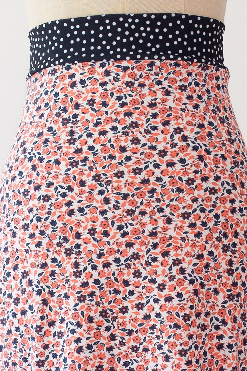 Falda de ensayo corta con aperturas