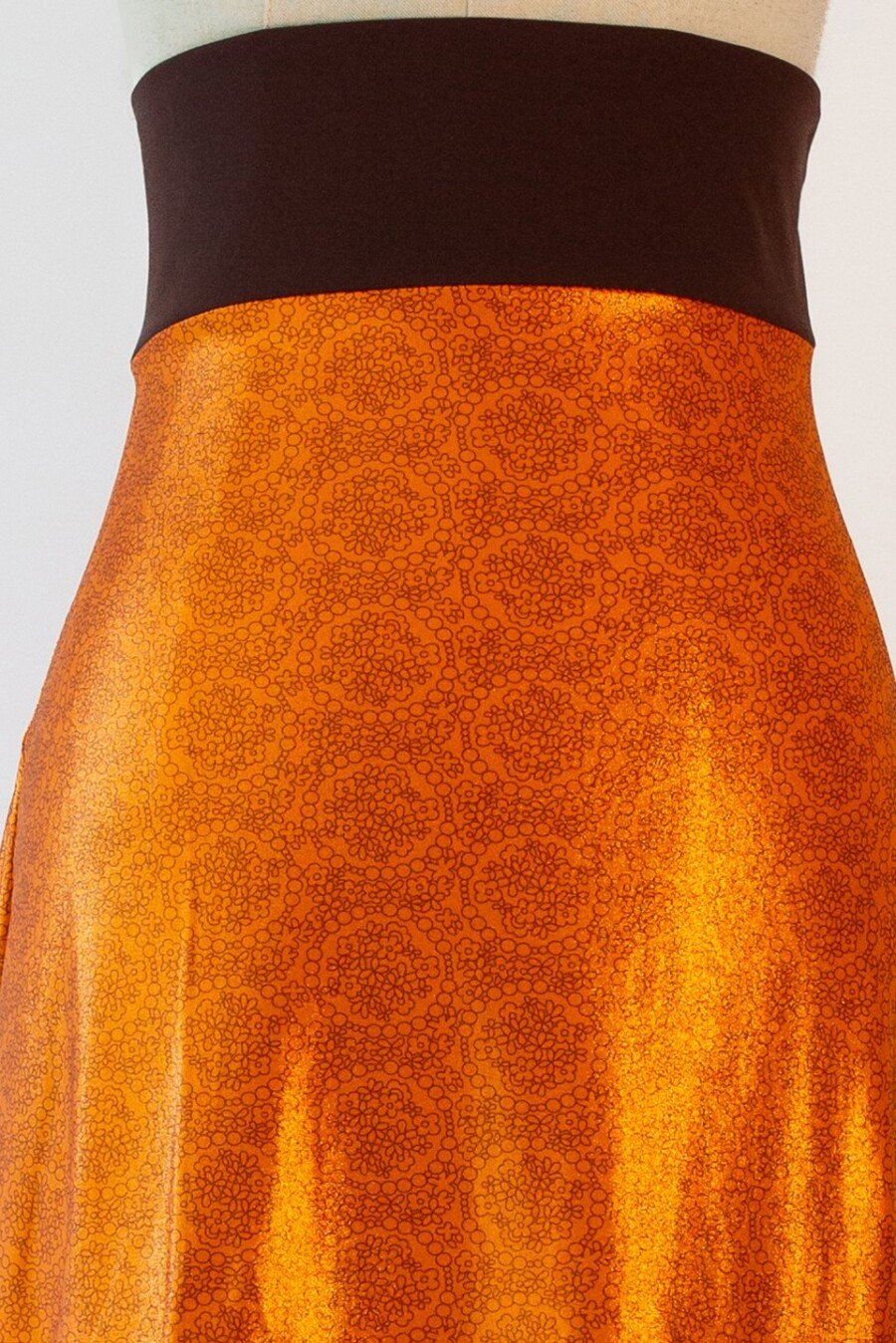 Falda de ensayo corta con aperturas