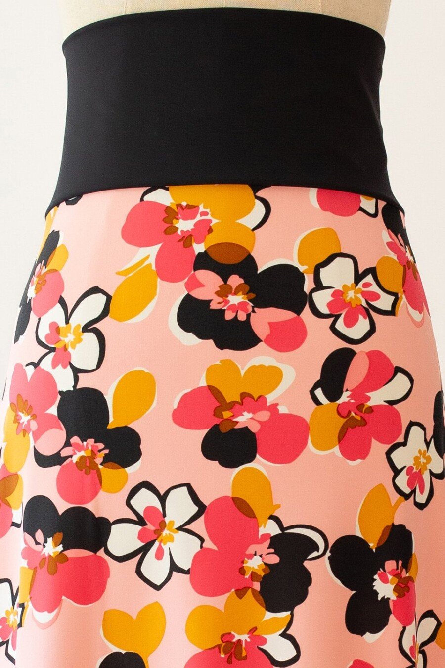 Falda de ensayo corta con aperturas