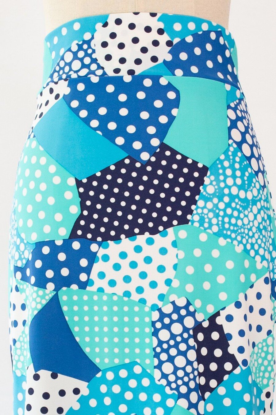 Falda de ensayo larga con aperturas y cola