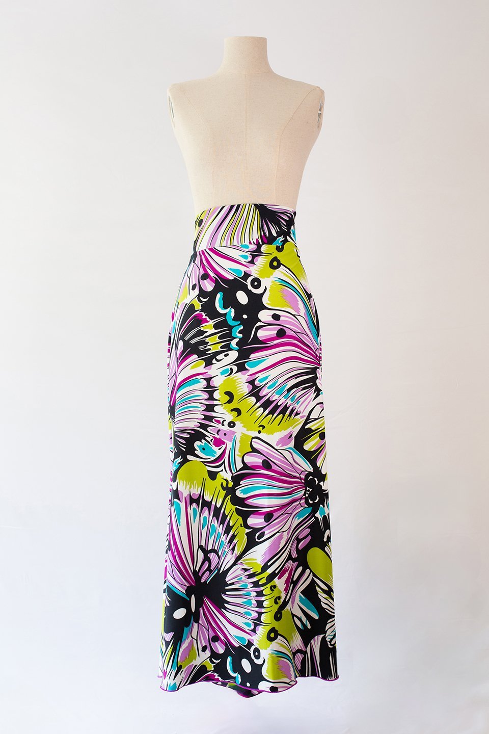 Falda de ensayo larga con aperturas y cola