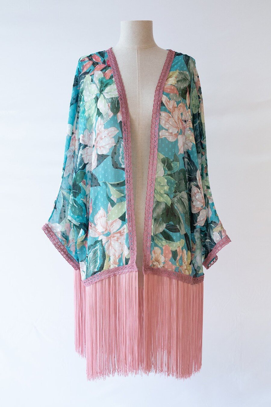 Kimono de media manga y flecos