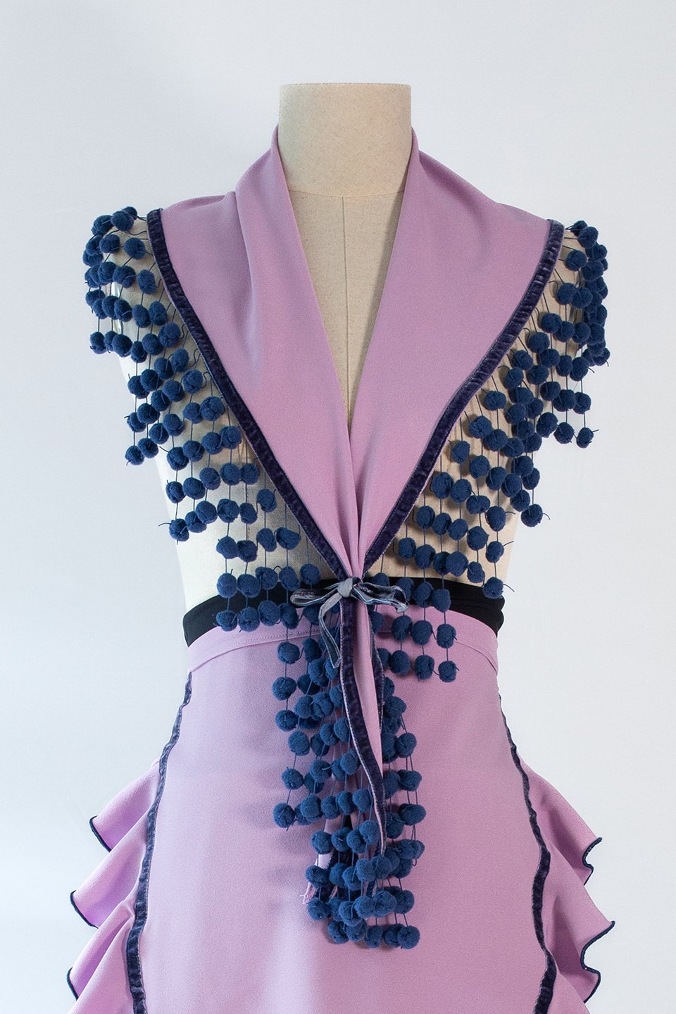 Mantoncillo o pico con flecos de madroños