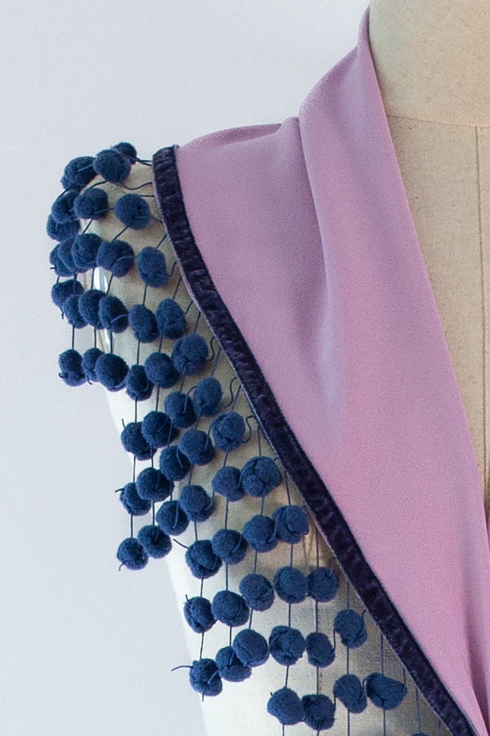 Mantoncillo o pico con flecos de madroños